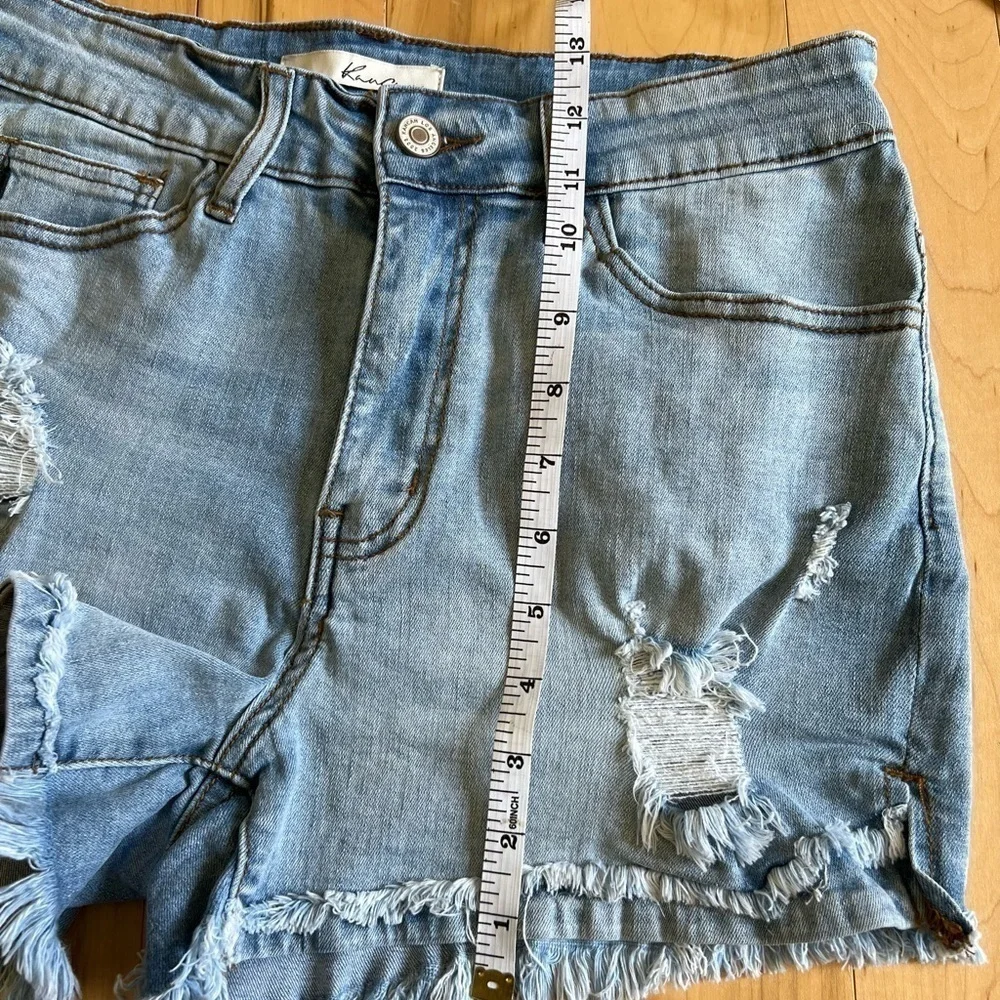 KanCan Estilo Light wash distressed women’s cut off Denim Jean shorts size 27